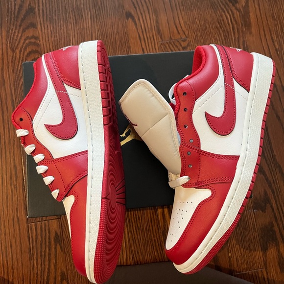 Nike Men's Low-Top Sneakers in White and Red - Picture 4 of 9